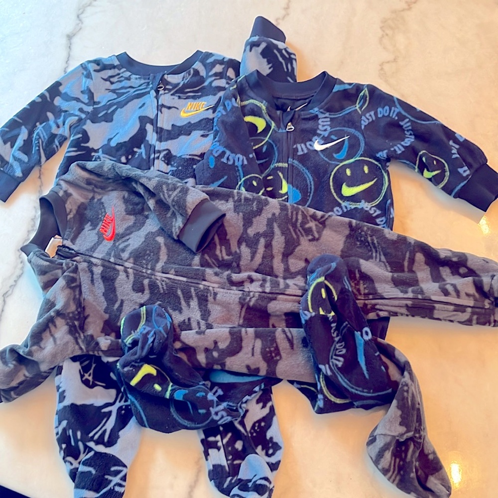 🍼👶🏼👶🏾💙 Nike Baby 6M Fleece pajama bundle 🍼💙